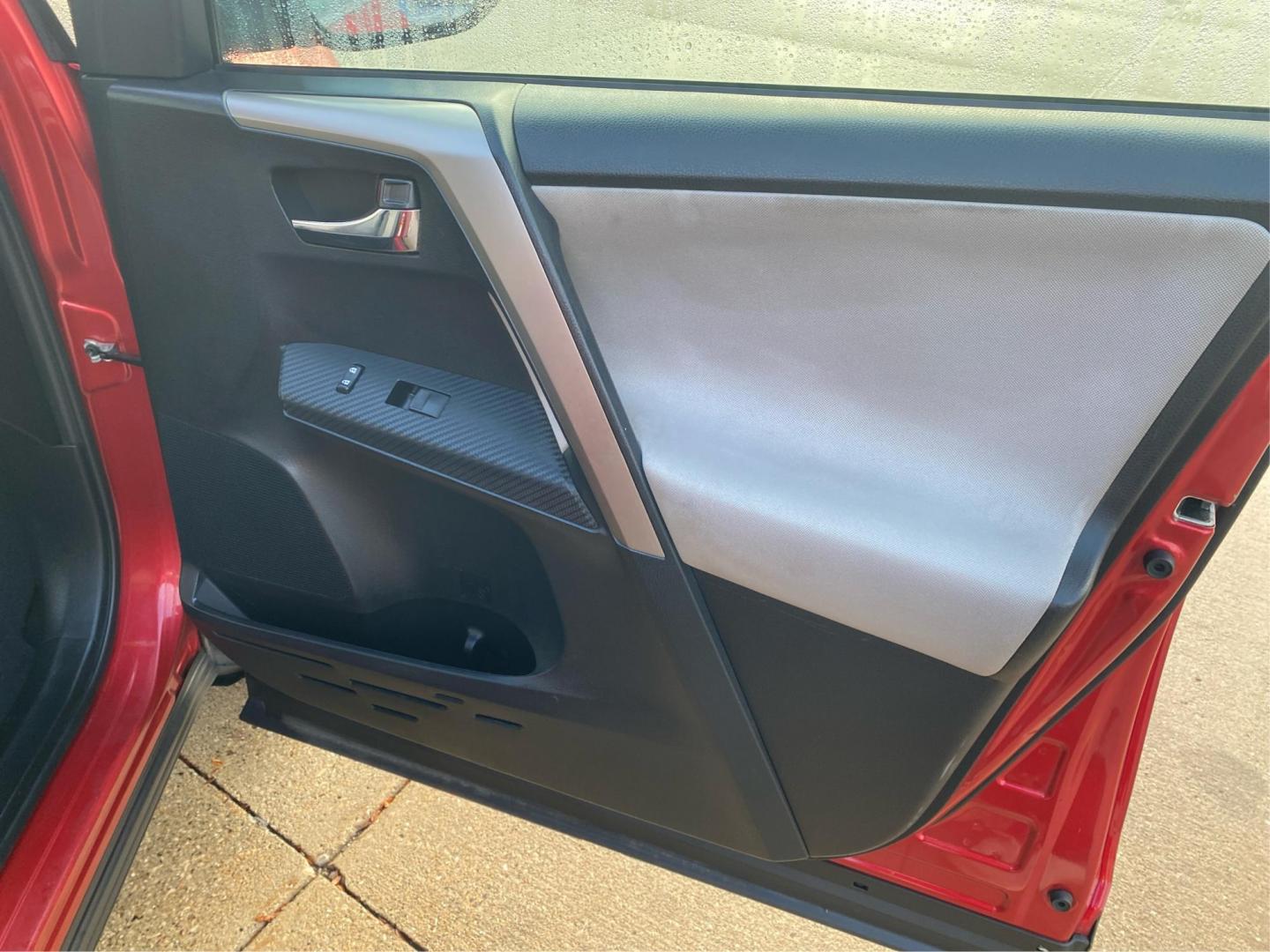 2014 RED TOYOTA RAV4 XLE (2T3RFREV8EW) with an 2.5L engine, Automatic transmission, located at 908 SE 14th Street, Des Moines, IA, 50317, (515) 281-0330, 41.580303, -93.597046 - Photo#20