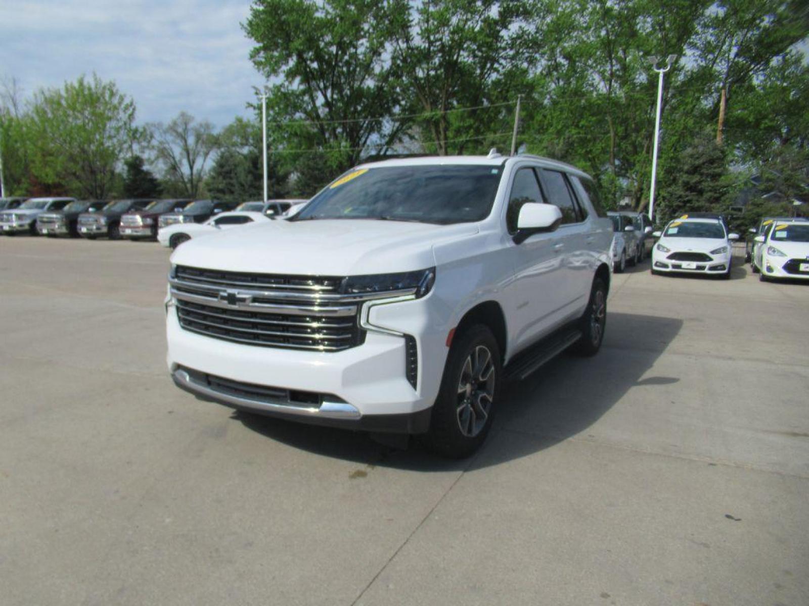 2021 WHITE CHEVROLET TAHOE LT (1GNSKNKD8MR) with an 5.3L engine, Automatic transmission, located at 908 SE 14th Street, Des Moines, IA, 50317, (515) 281-0330, 41.580303, -93.597046 - Photo #0