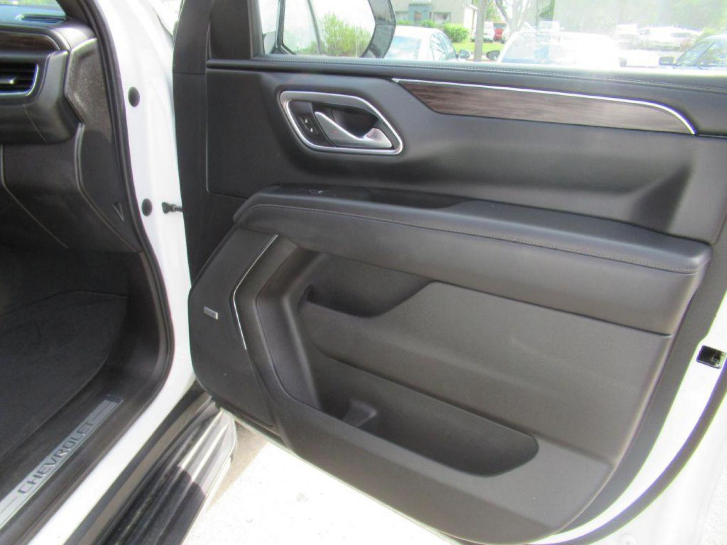 2021 WHITE CHEVROLET TAHOE LT (1GNSKNKD8MR) with an 5.3L engine, Automatic transmission, located at 908 SE 14th Street, Des Moines, IA, 50317, (515) 281-0330, 41.580303, -93.597046 - Photo#12