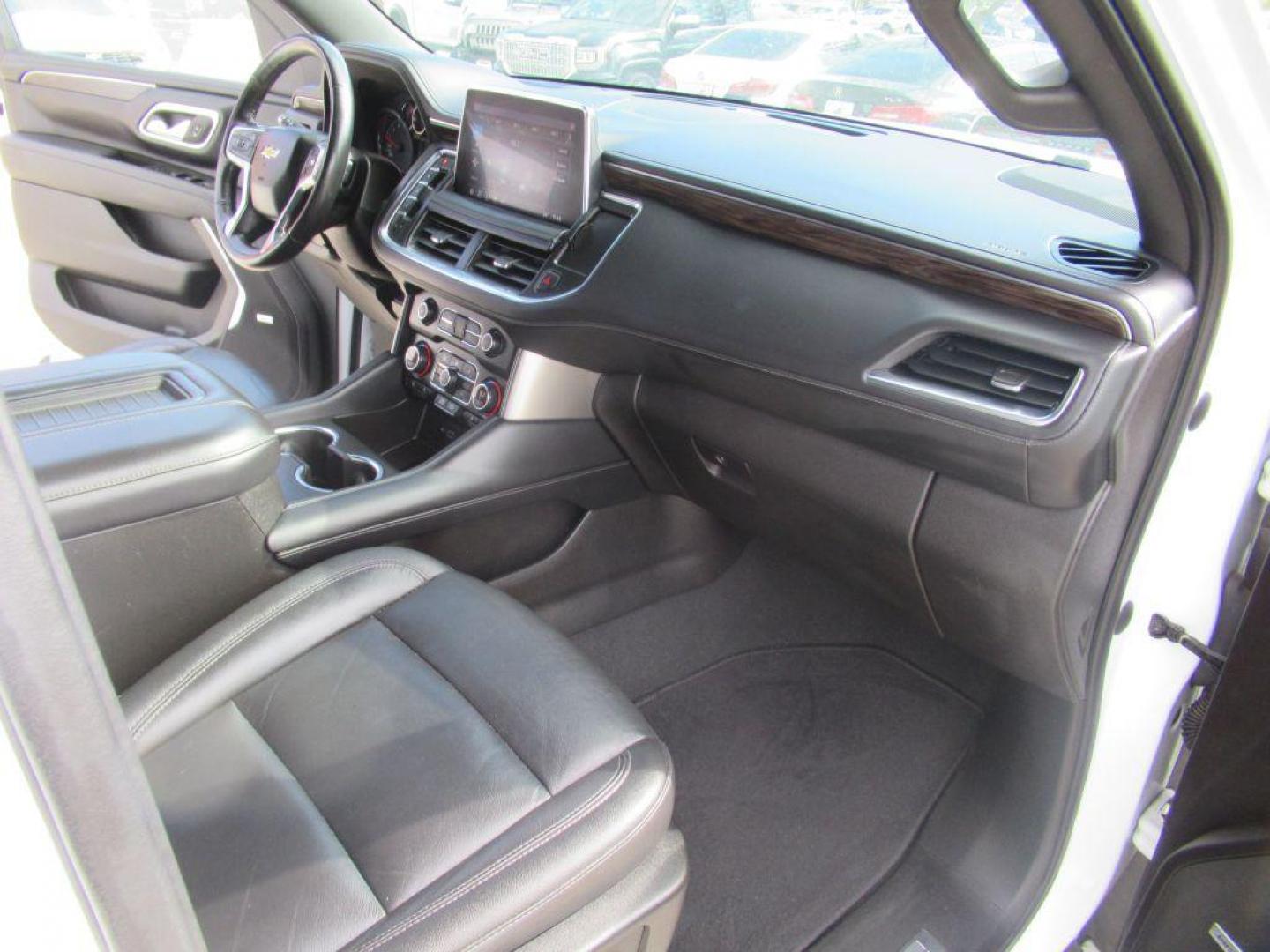 2021 WHITE CHEVROLET TAHOE LT (1GNSKNKD8MR) with an 5.3L engine, Automatic transmission, located at 908 SE 14th Street, Des Moines, IA, 50317, (515) 281-0330, 41.580303, -93.597046 - Photo#13