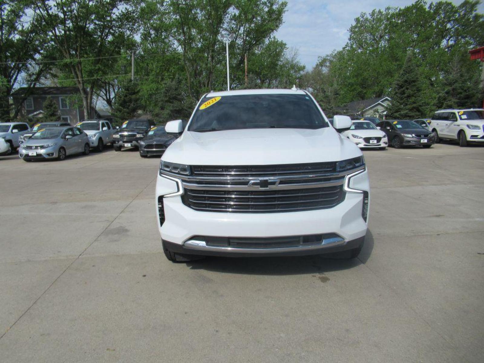 2021 WHITE CHEVROLET TAHOE LT (1GNSKNKD8MR) with an 5.3L engine, Automatic transmission, located at 908 SE 14th Street, Des Moines, IA, 50317, (515) 281-0330, 41.580303, -93.597046 - Photo #2