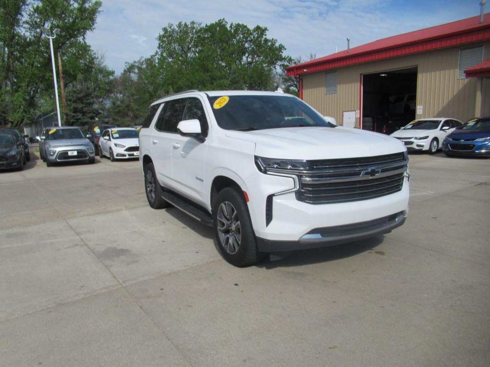 2021 WHITE CHEVROLET TAHOE LT (1GNSKNKD8MR) with an 5.3L engine, Automatic transmission, located at 908 SE 14th Street, Des Moines, IA, 50317, (515) 281-0330, 41.580303, -93.597046 - Photo #3