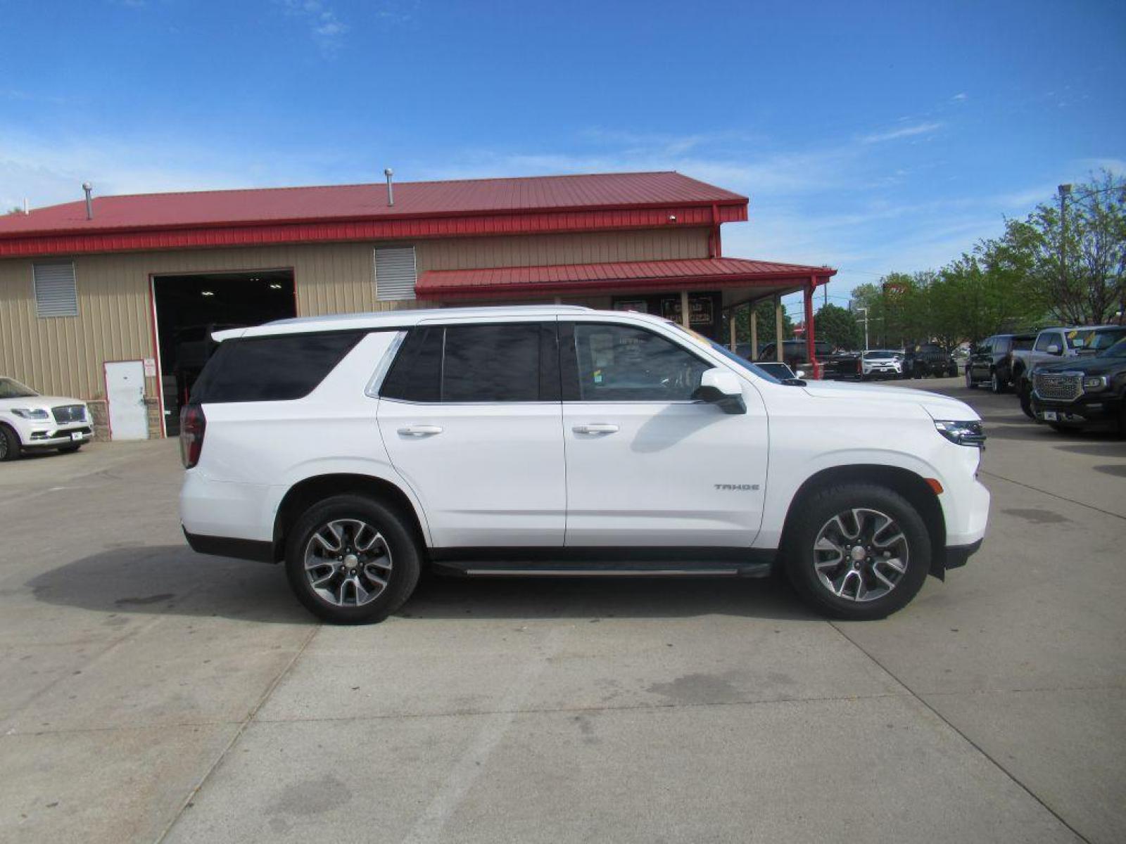 2021 WHITE CHEVROLET TAHOE LT (1GNSKNKD8MR) with an 5.3L engine, Automatic transmission, located at 908 SE 14th Street, Des Moines, IA, 50317, (515) 281-0330, 41.580303, -93.597046 - Photo #4