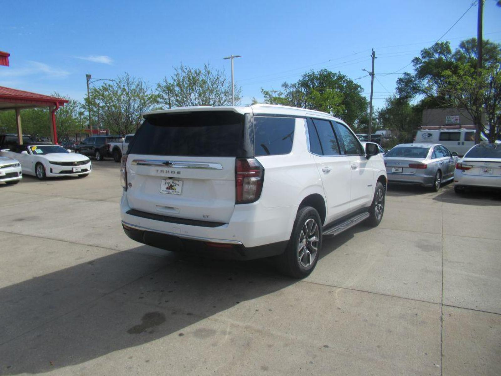 2021 WHITE CHEVROLET TAHOE LT (1GNSKNKD8MR) with an 5.3L engine, Automatic transmission, located at 908 SE 14th Street, Des Moines, IA, 50317, (515) 281-0330, 41.580303, -93.597046 - Photo #5