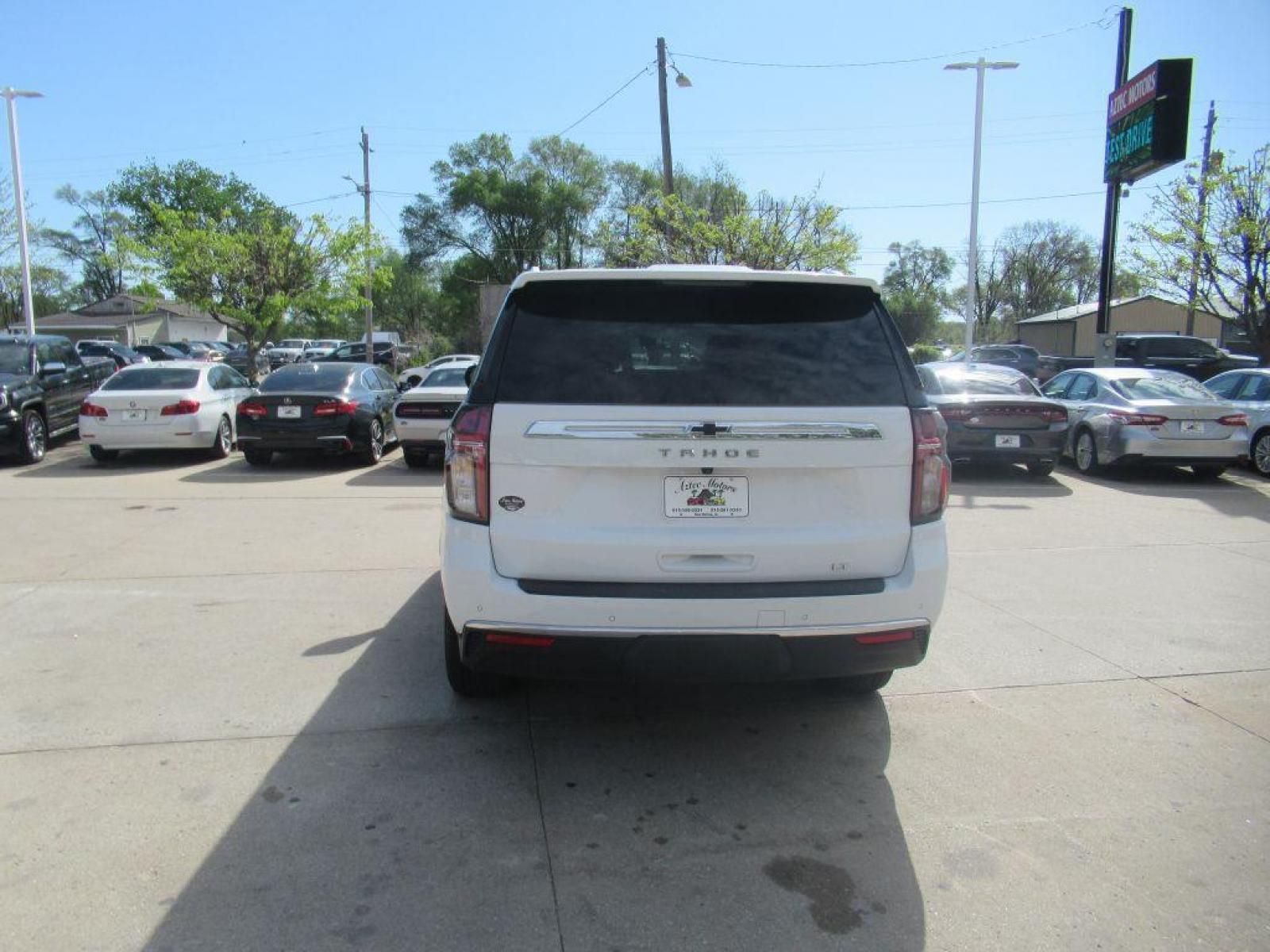2021 WHITE CHEVROLET TAHOE LT (1GNSKNKD8MR) with an 5.3L engine, Automatic transmission, located at 908 SE 14th Street, Des Moines, IA, 50317, (515) 281-0330, 41.580303, -93.597046 - Photo #6