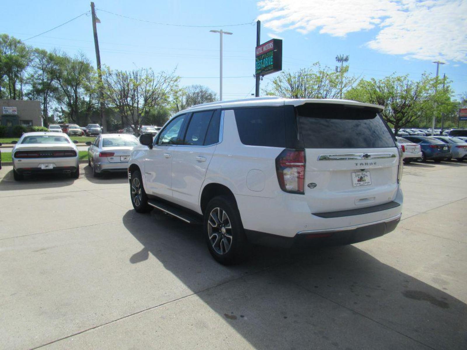 2021 WHITE CHEVROLET TAHOE LT (1GNSKNKD8MR) with an 5.3L engine, Automatic transmission, located at 908 SE 14th Street, Des Moines, IA, 50317, (515) 281-0330, 41.580303, -93.597046 - Photo #7