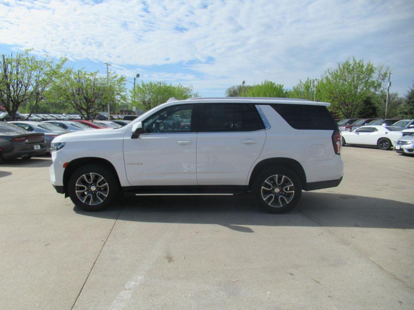 2021 WHITE CHEVROLET TAHOE LT (1GNSKNKD8MR) with an 5.3L engine, Automatic transmission, located at 908 SE 14th Street, Des Moines, IA, 50317, (515) 281-0330, 41.580303, -93.597046 - Photo#8