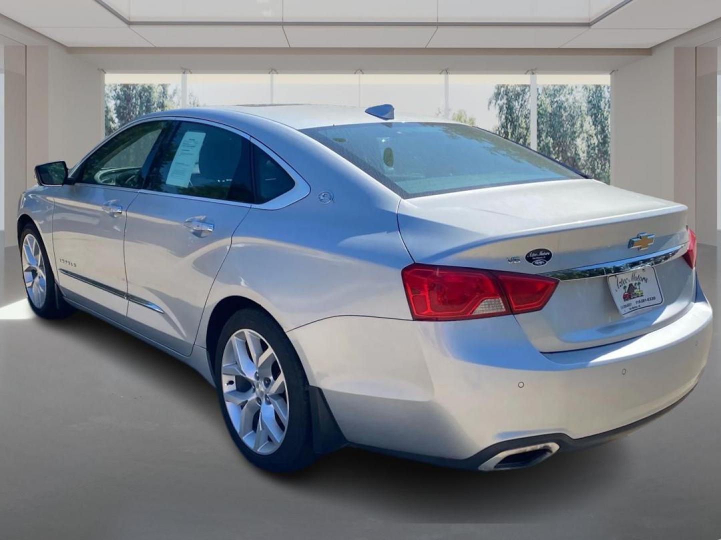 2017 SILVER CHEVROLET IMPALA PREMIER (1G1145S34HU) with an 3.6L engine, Automatic transmission, located at 908 SE 14th Street, Des Moines, IA, 50317, (515) 281-0330, 41.580303, -93.597046 - Photo#4