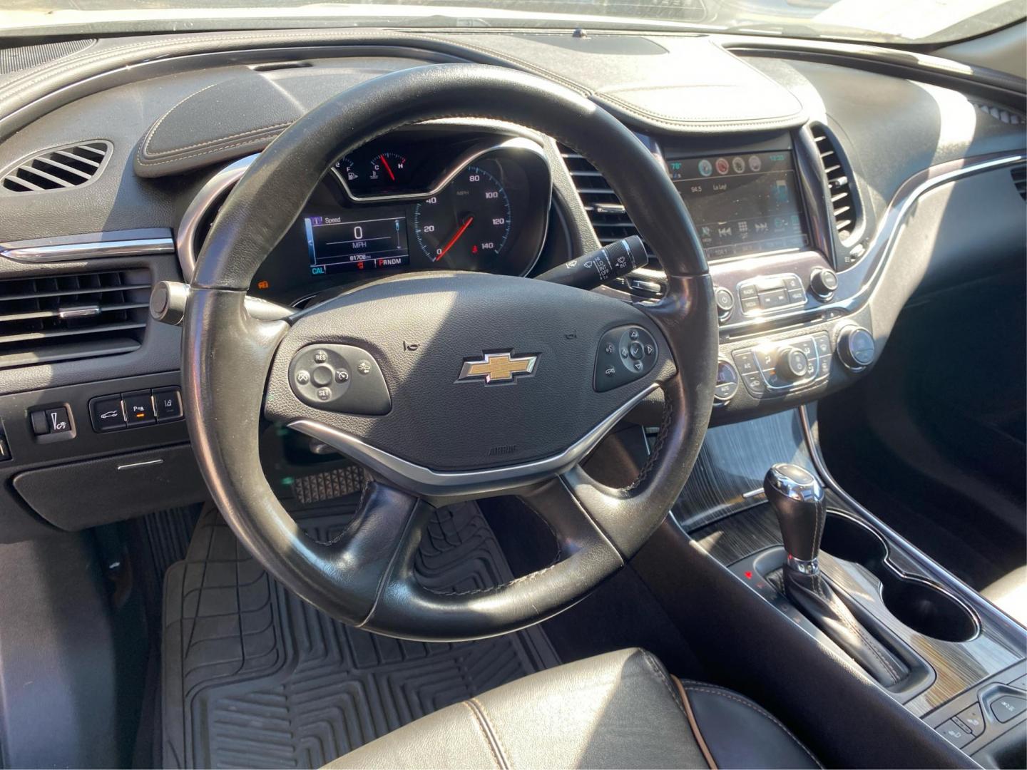 2017 SILVER CHEVROLET IMPALA PREMIER (1G1145S34HU) with an 3.6L engine, Automatic transmission, located at 908 SE 14th Street, Des Moines, IA, 50317, (515) 281-0330, 41.580303, -93.597046 - Photo#16