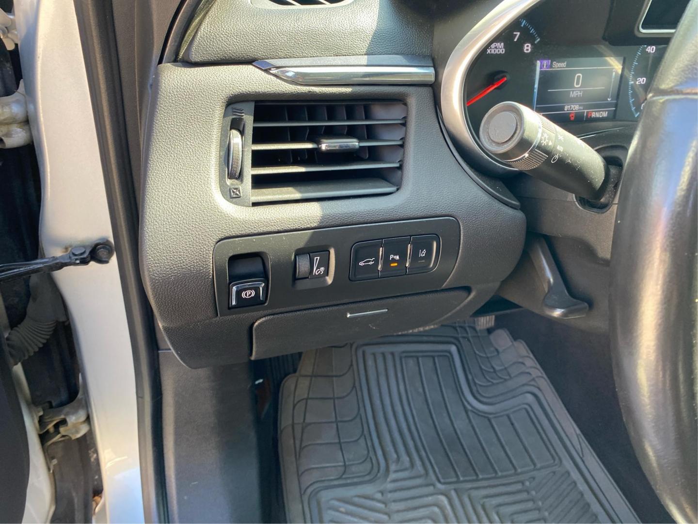 2017 SILVER CHEVROLET IMPALA PREMIER (1G1145S34HU) with an 3.6L engine, Automatic transmission, located at 908 SE 14th Street, Des Moines, IA, 50317, (515) 281-0330, 41.580303, -93.597046 - Photo#17