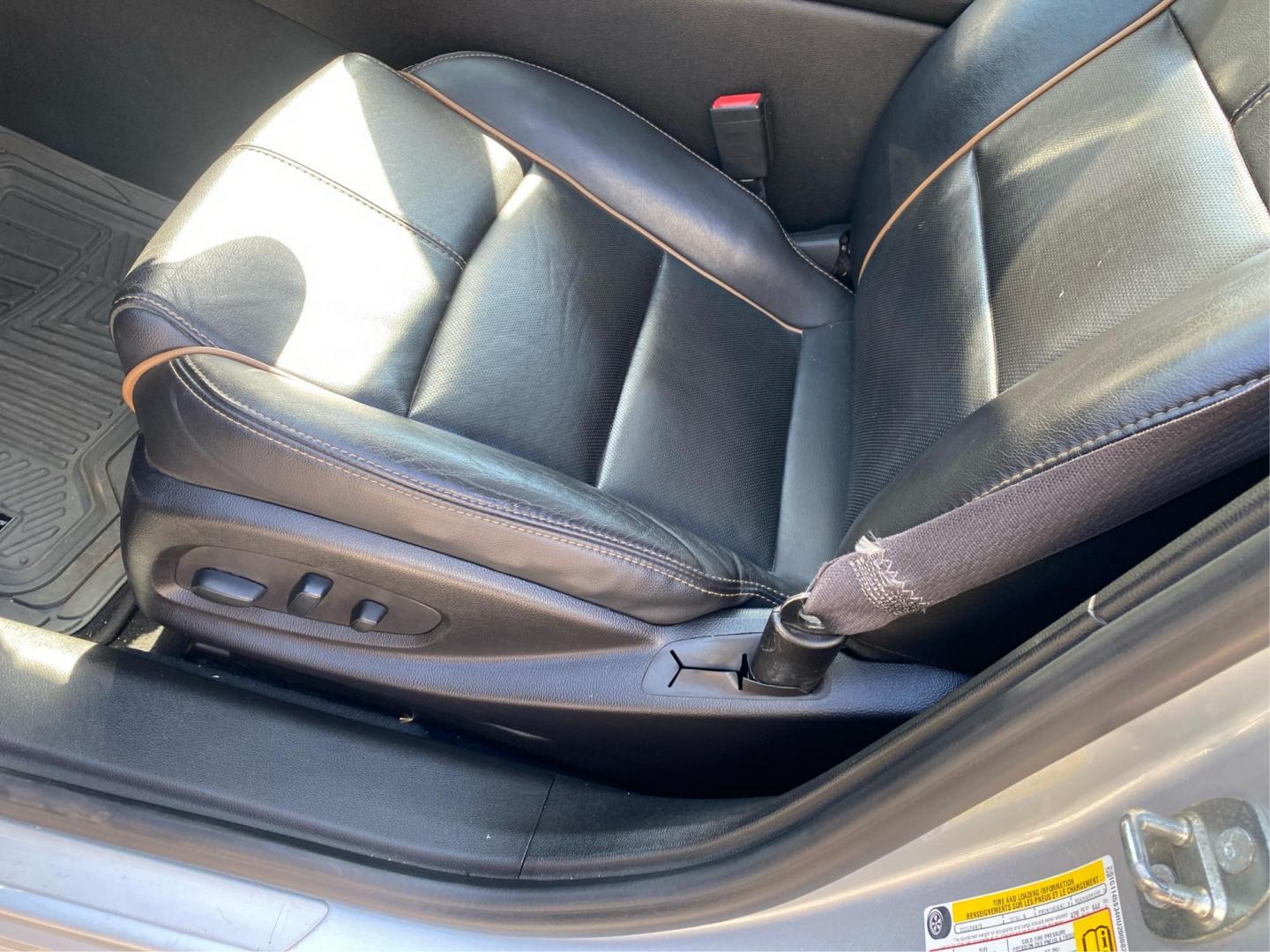 2017 SILVER CHEVROLET IMPALA PREMIER (1G1145S34HU) with an 3.6L engine, Automatic transmission, located at 908 SE 14th Street, Des Moines, IA, 50317, (515) 281-0330, 41.580303, -93.597046 - Photo#18