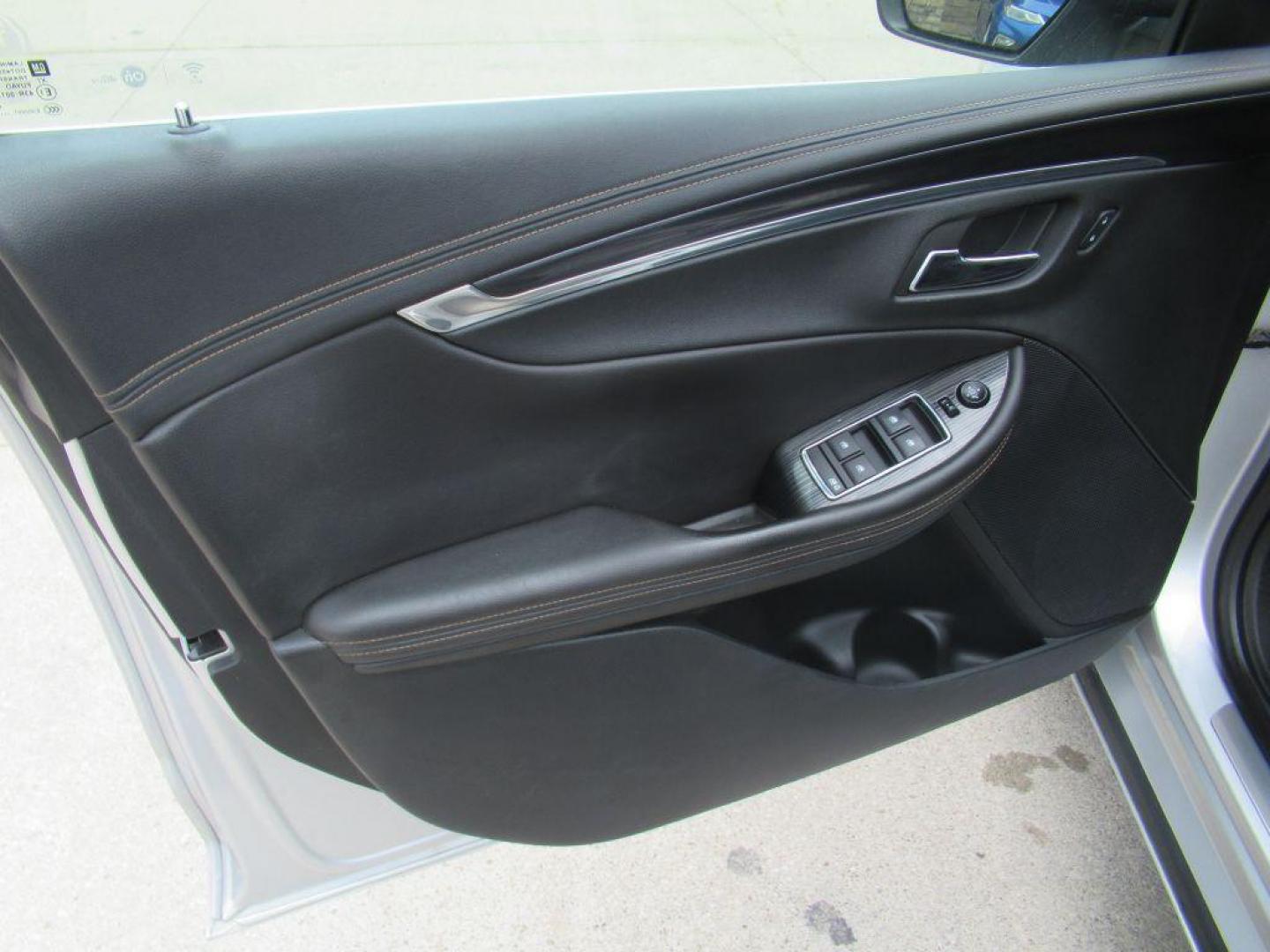 2017 SILVER CHEVROLET IMPALA PREMIER (1G1145S34HU) with an 3.6L engine, Automatic transmission, located at 908 SE 14th Street, Des Moines, IA, 50317, (515) 281-0330, 41.580303, -93.597046 - Photo#9