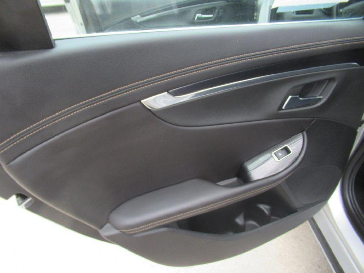 2017 SILVER CHEVROLET IMPALA PREMIER (1G1145S34HU) with an 3.6L engine, Automatic transmission, located at 908 SE 14th Street, Des Moines, IA, 50317, (515) 281-0330, 41.580303, -93.597046 - Photo#10