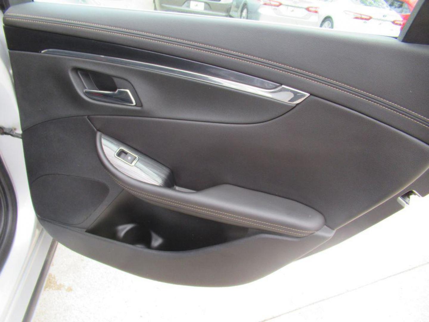 2017 SILVER CHEVROLET IMPALA PREMIER (1G1145S34HU) with an 3.6L engine, Automatic transmission, located at 908 SE 14th Street, Des Moines, IA, 50317, (515) 281-0330, 41.580303, -93.597046 - Photo#11