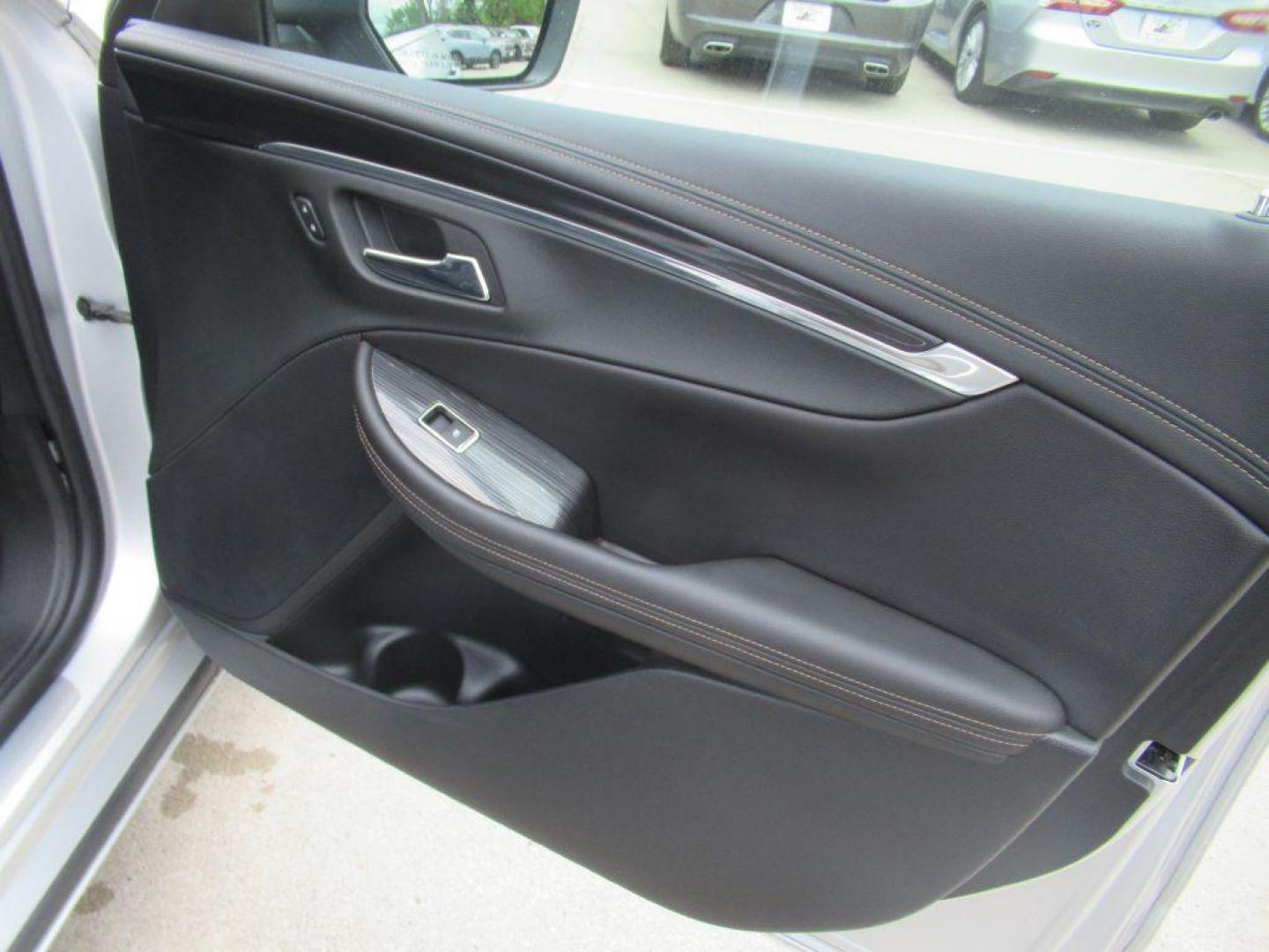 2017 SILVER CHEVROLET IMPALA PREMIER (1G1145S34HU) with an 3.6L engine, Automatic transmission, located at 908 SE 14th Street, Des Moines, IA, 50317, (515) 281-0330, 41.580303, -93.597046 - Photo#12