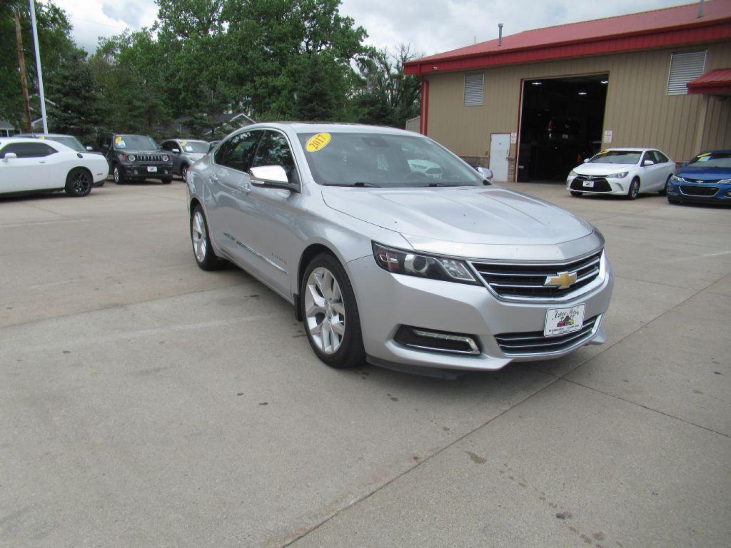 2017 SILVER CHEVROLET IMPALA PREMIER (1G1145S34HU) with an 3.6L engine, Automatic transmission, located at 908 SE 14th Street, Des Moines, IA, 50317, (515) 281-0330, 41.580303, -93.597046 - Photo#2
