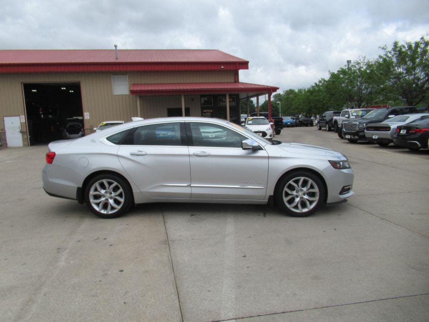2017 SILVER CHEVROLET IMPALA PREMIER (1G1145S34HU) with an 3.6L engine, Automatic transmission, located at 908 SE 14th Street, Des Moines, IA, 50317, (515) 281-0330, 41.580303, -93.597046 - Photo#3