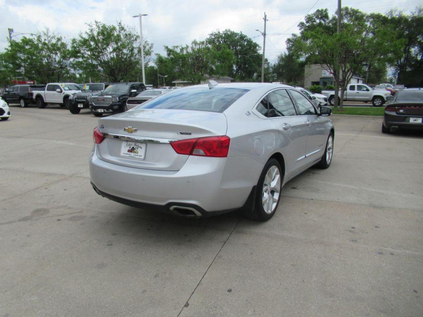 2017 SILVER CHEVROLET IMPALA PREMIER (1G1145S34HU) with an 3.6L engine, Automatic transmission, located at 908 SE 14th Street, Des Moines, IA, 50317, (515) 281-0330, 41.580303, -93.597046 - Photo#4