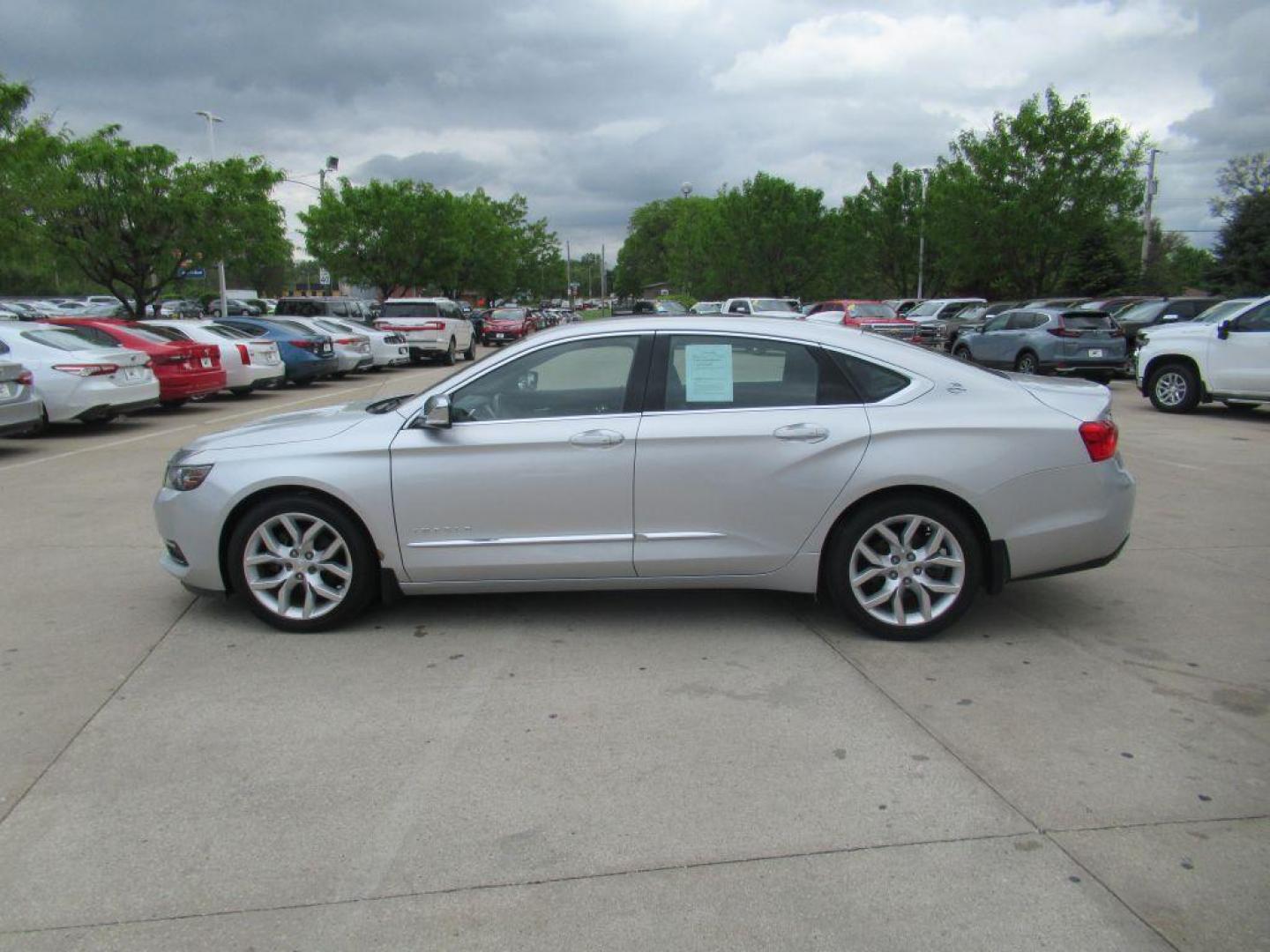 2017 SILVER CHEVROLET IMPALA PREMIER (1G1145S34HU) with an 3.6L engine, Automatic transmission, located at 908 SE 14th Street, Des Moines, IA, 50317, (515) 281-0330, 41.580303, -93.597046 - Photo#7