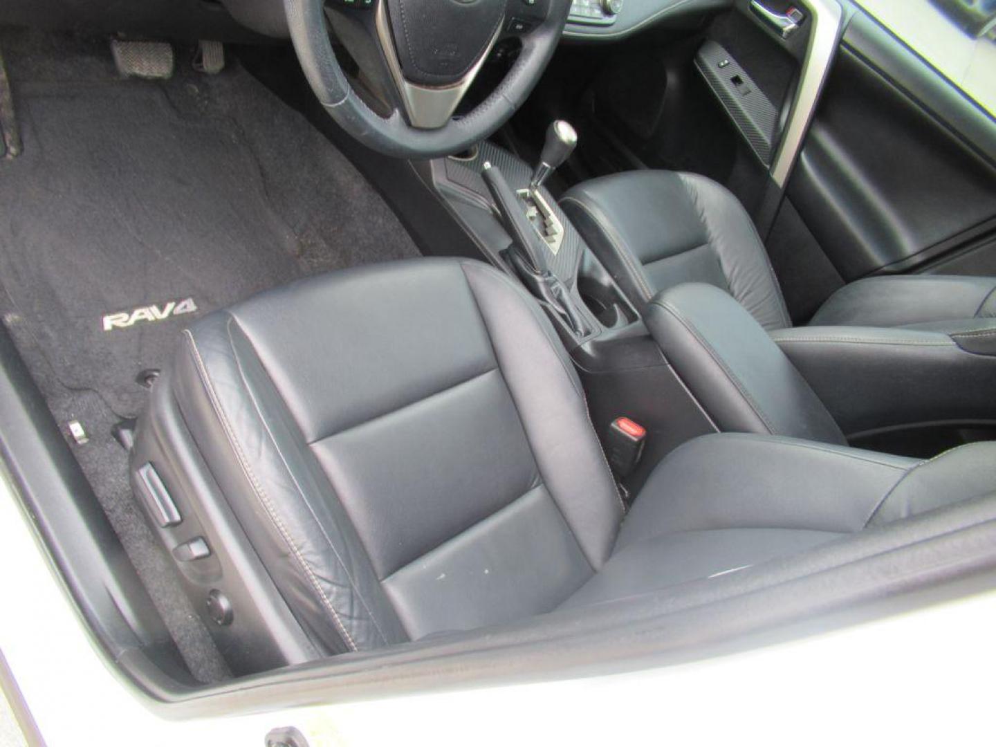 2015 WHITE TOYOTA RAV4 LIMITED (2T3DFREV9FW) with an 2.5L engine, Automatic transmission, located at 908 SE 14th Street, Des Moines, IA, 50317, (515) 281-0330, 41.580303, -93.597046 - Photo#16