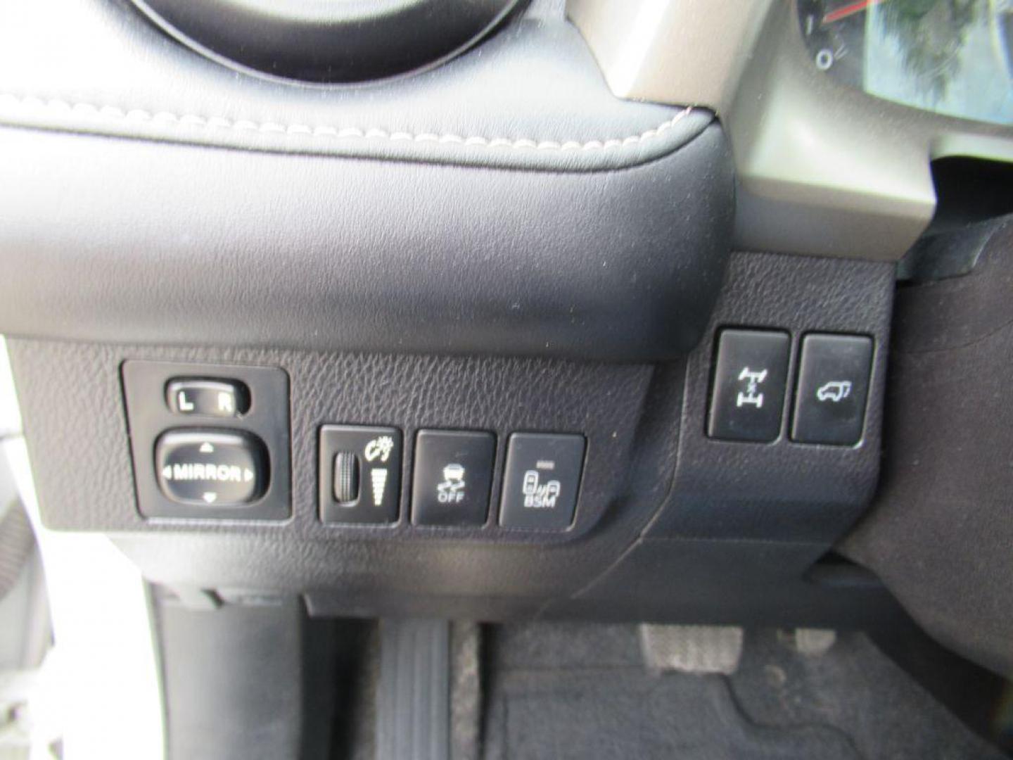 2015 WHITE TOYOTA RAV4 LIMITED (2T3DFREV9FW) with an 2.5L engine, Automatic transmission, located at 908 SE 14th Street, Des Moines, IA, 50317, (515) 281-0330, 41.580303, -93.597046 - Photo#24