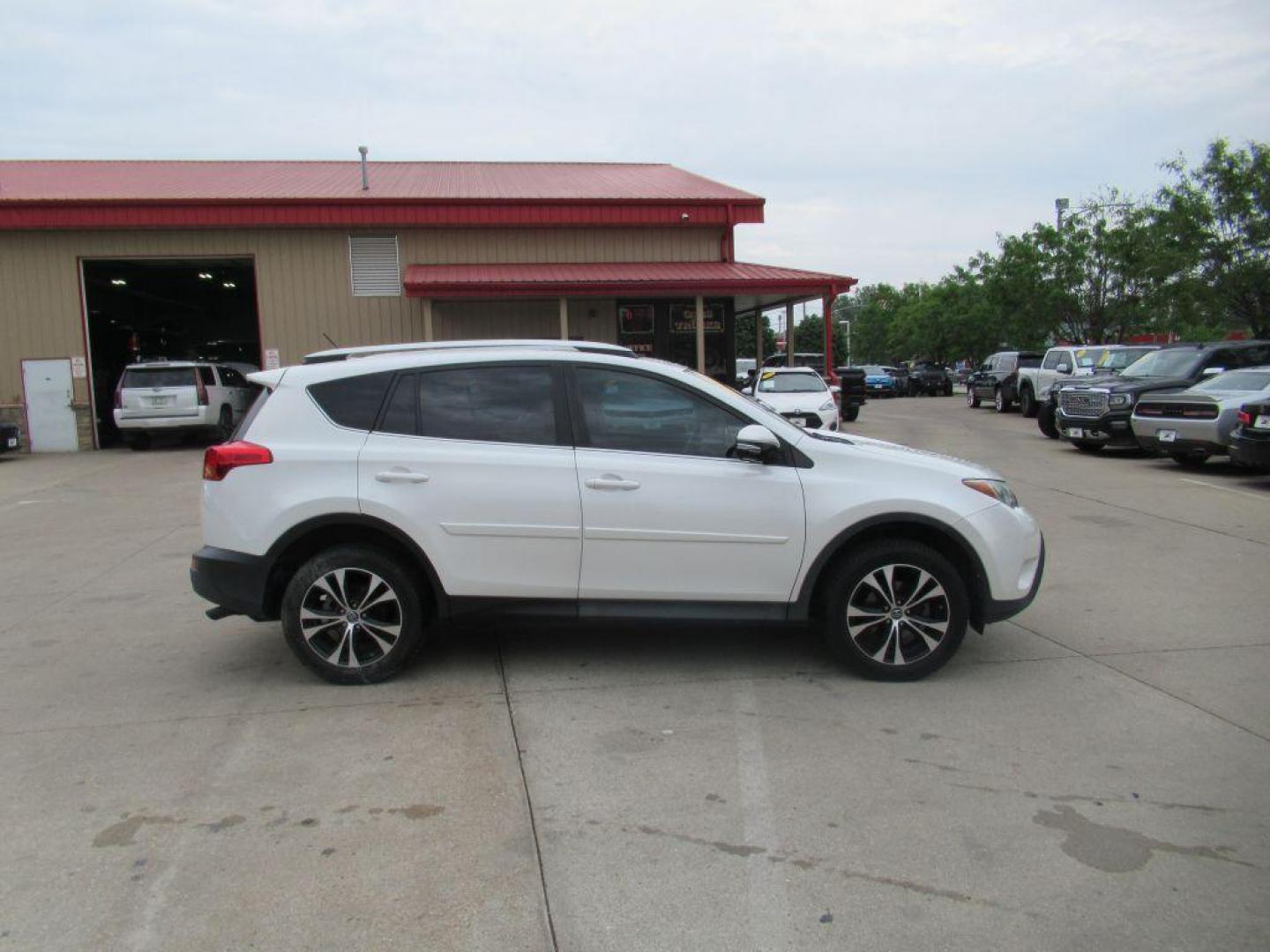 2015 WHITE TOYOTA RAV4 LIMITED (2T3DFREV9FW) with an 2.5L engine, Automatic transmission, located at 908 SE 14th Street, Des Moines, IA, 50317, (515) 281-0330, 41.580303, -93.597046 - Photo#3