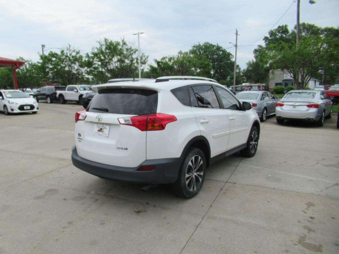 2015 WHITE TOYOTA RAV4 LIMITED (2T3DFREV9FW) with an 2.5L engine, Automatic transmission, located at 908 SE 14th Street, Des Moines, IA, 50317, (515) 281-0330, 41.580303, -93.597046 - Photo#4