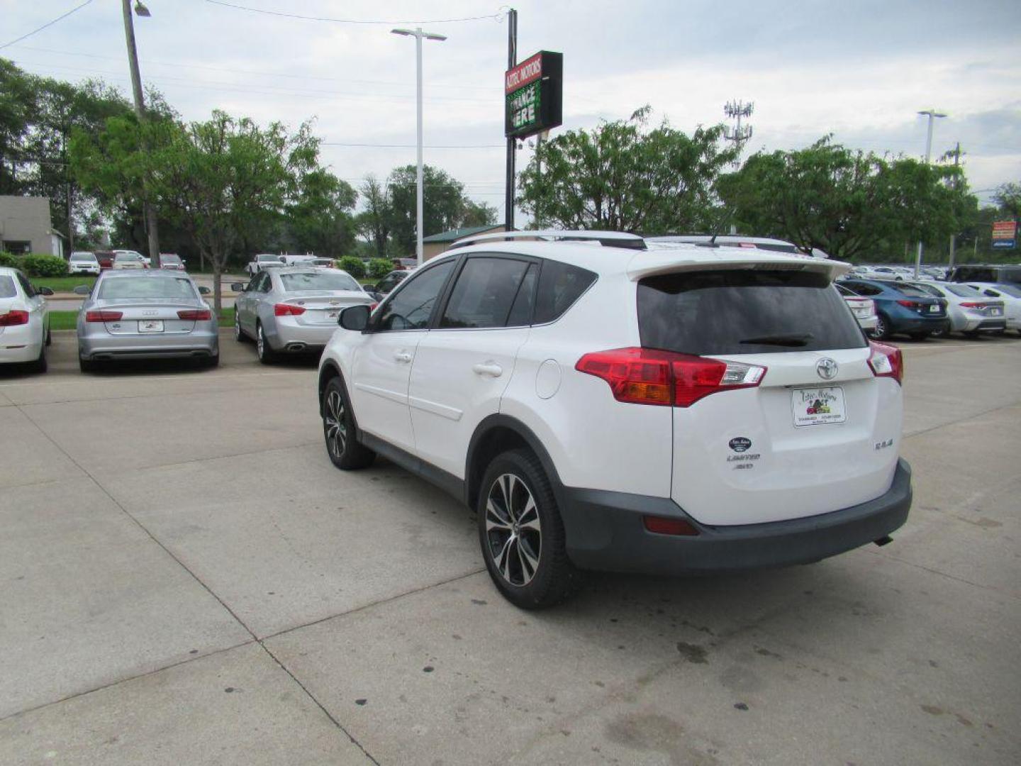 2015 WHITE TOYOTA RAV4 LIMITED (2T3DFREV9FW) with an 2.5L engine, Automatic transmission, located at 908 SE 14th Street, Des Moines, IA, 50317, (515) 281-0330, 41.580303, -93.597046 - Photo#6
