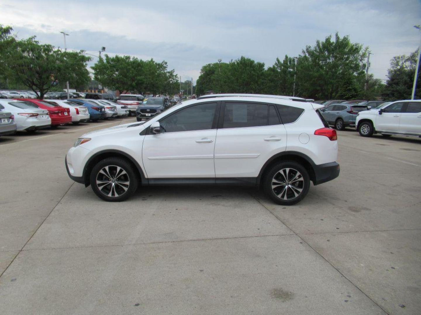 2015 WHITE TOYOTA RAV4 LIMITED (2T3DFREV9FW) with an 2.5L engine, Automatic transmission, located at 908 SE 14th Street, Des Moines, IA, 50317, (515) 281-0330, 41.580303, -93.597046 - Photo#7