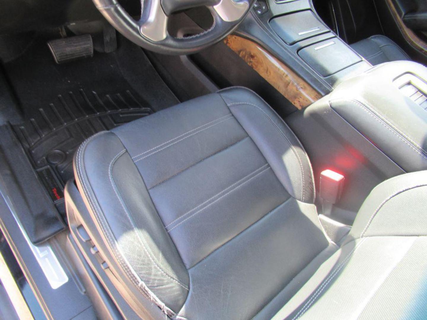 2016 BLACK GMC YUKON DENALI (1GKS2CKJ8GR) with an 6.2L engine, Automatic transmission, located at 908 SE 14th Street, Des Moines, IA, 50317, (515) 281-0330, 41.580303, -93.597046 - Photo#16