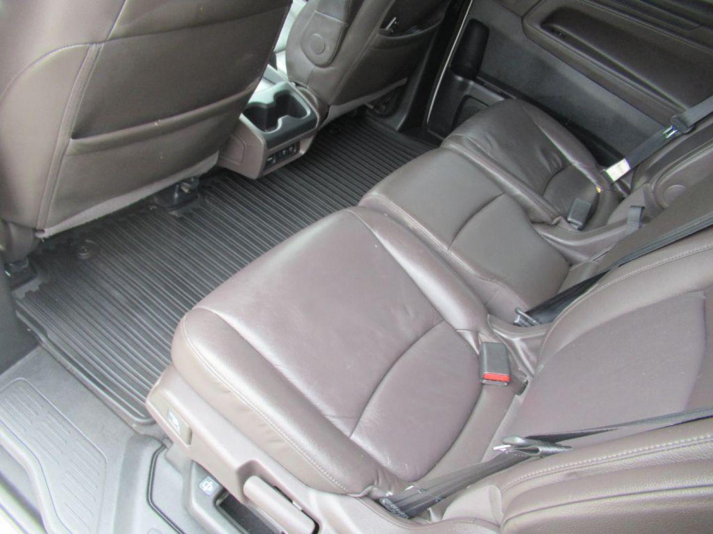 2018 WHITE HONDA ODYSSEY TOURING (5FNRL6H81JB) with an 3.5L engine, Automatic transmission, located at 908 SE 14th Street, Des Moines, IA, 50317, (515) 281-0330, 41.580303, -93.597046 - Photo#14