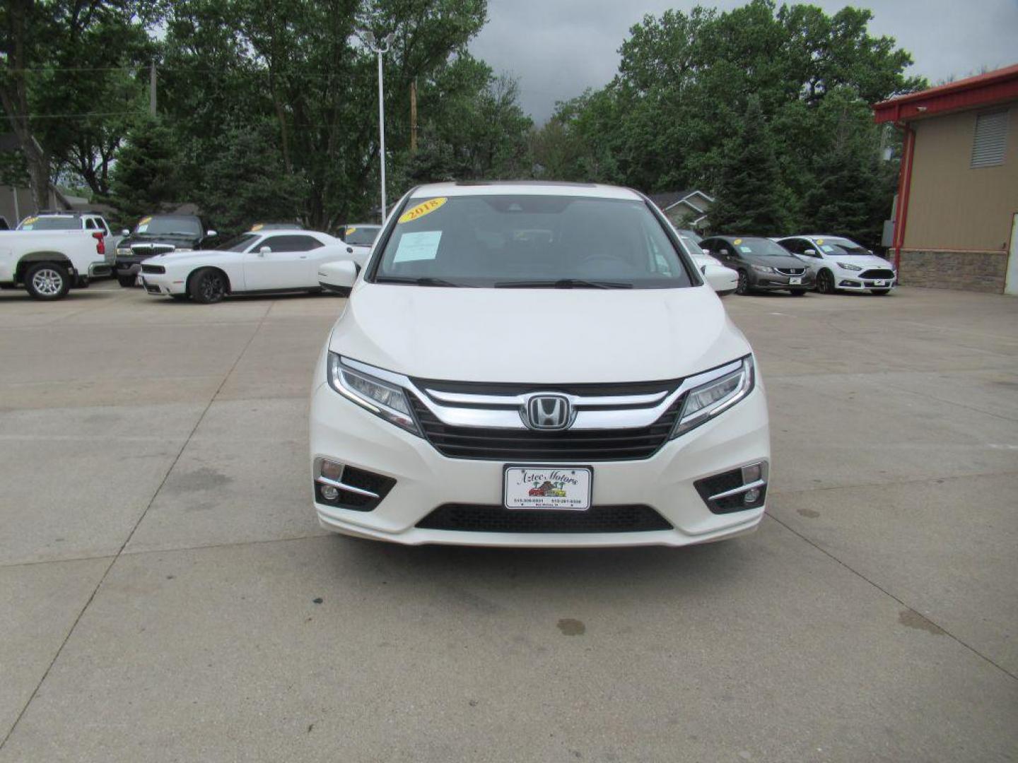 2018 WHITE HONDA ODYSSEY TOURING (5FNRL6H81JB) with an 3.5L engine, Automatic transmission, located at 908 SE 14th Street, Des Moines, IA, 50317, (515) 281-0330, 41.580303, -93.597046 - Photo#1