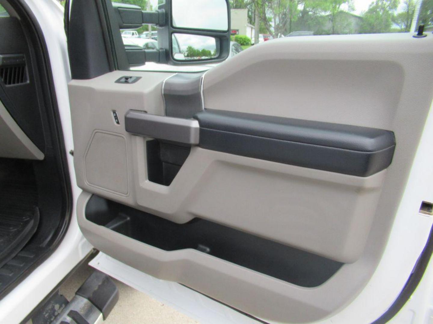 2019 WHITE FORD F250 SUPER DUTY (1FT7W2B60KE) with an 6.2L engine, Automatic transmission, located at 908 SE 14th Street, Des Moines, IA, 50317, (515) 281-0330, 41.580303, -93.597046 - Photo#12