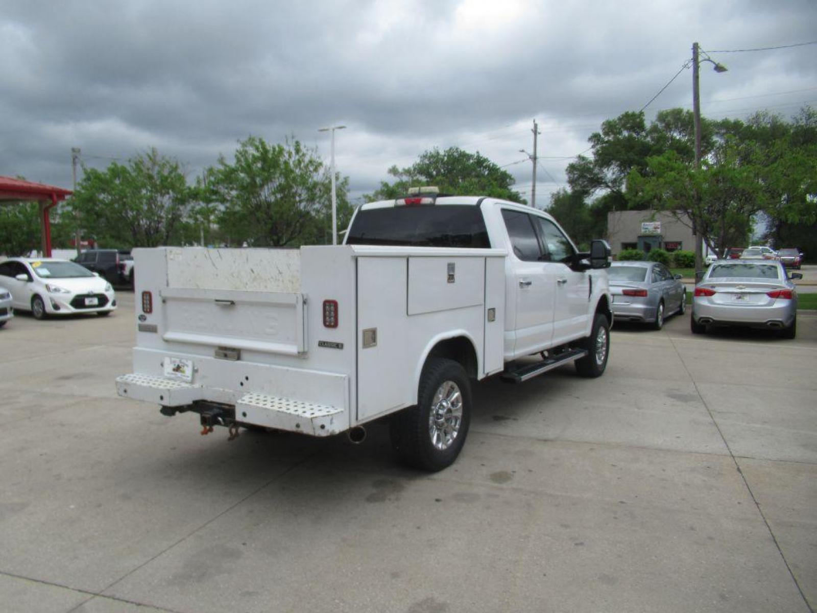 2019 WHITE FORD F250 SUPER DUTY (1FT7W2B60KE) with an 6.2L engine, Automatic transmission, located at 908 SE 14th Street, Des Moines, IA, 50317, (515) 281-0330, 41.580303, -93.597046 - Photo #4