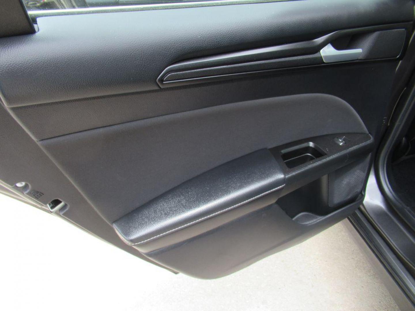 2018 GRAY FORD FUSION SE (3FA6P0HD3JR) with an 1.5L engine, Automatic transmission, located at 908 SE 14th Street, Des Moines, IA, 50317, (515) 281-0330, 41.580303, -93.597046 - Photo#10
