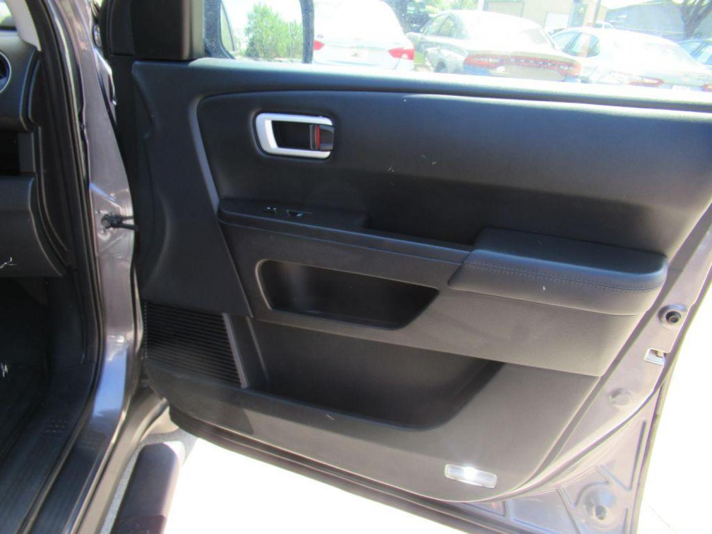 2015 GRAY HONDA PILOT EXL (5FNYF4H50FB) with an 3.5L engine, Automatic transmission, located at 908 SE 14th Street, Des Moines, IA, 50317, (515) 281-0330, 41.580303, -93.597046 - Photo#12