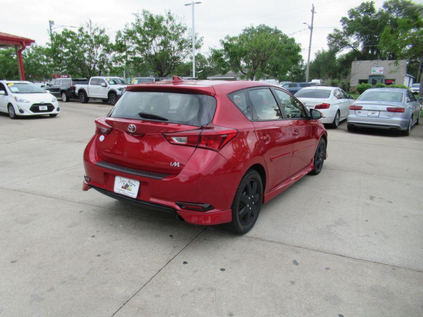 2017 RED TOYOTA COROLLA LE (JTNKARJE0HJ) with an 1.8L engine, Continuously Variable transmission, located at 908 SE 14th Street, Des Moines, IA, 50317, (515) 281-0330, 41.580303, -93.597046 - Photo#4