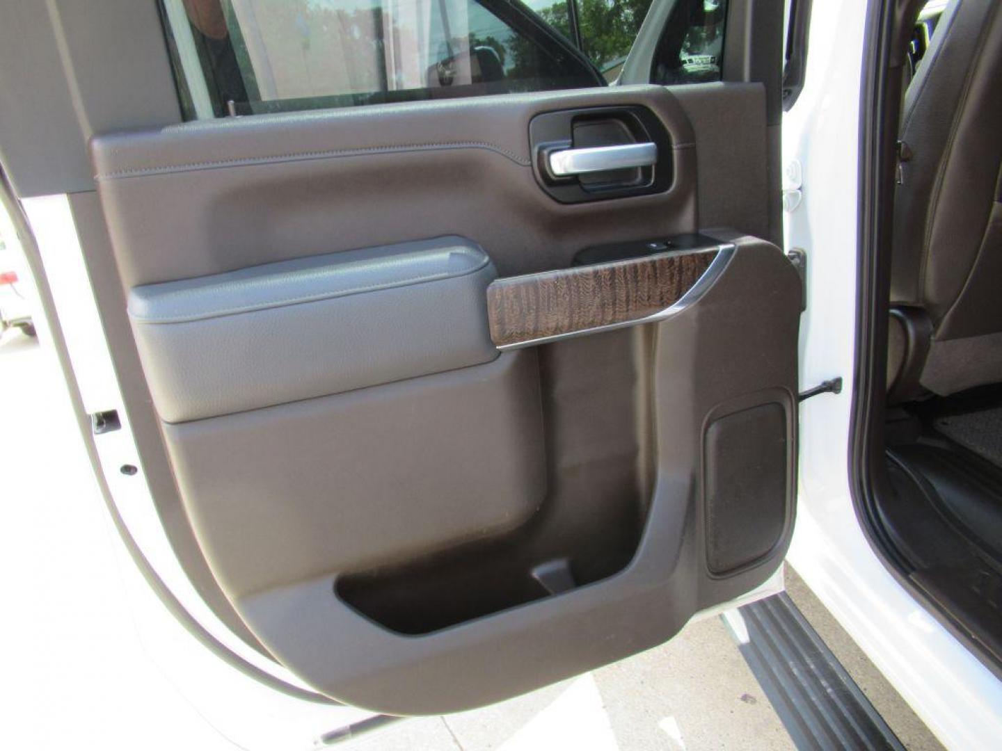 2021 WHITE GMC SIERRA 2500 DENALI (1GT49REY0MF) with an 6.6L engine, Automatic transmission, located at 908 SE 14th Street, Des Moines, IA, 50317, (515) 281-0330, 41.580303, -93.597046 - Photo#10