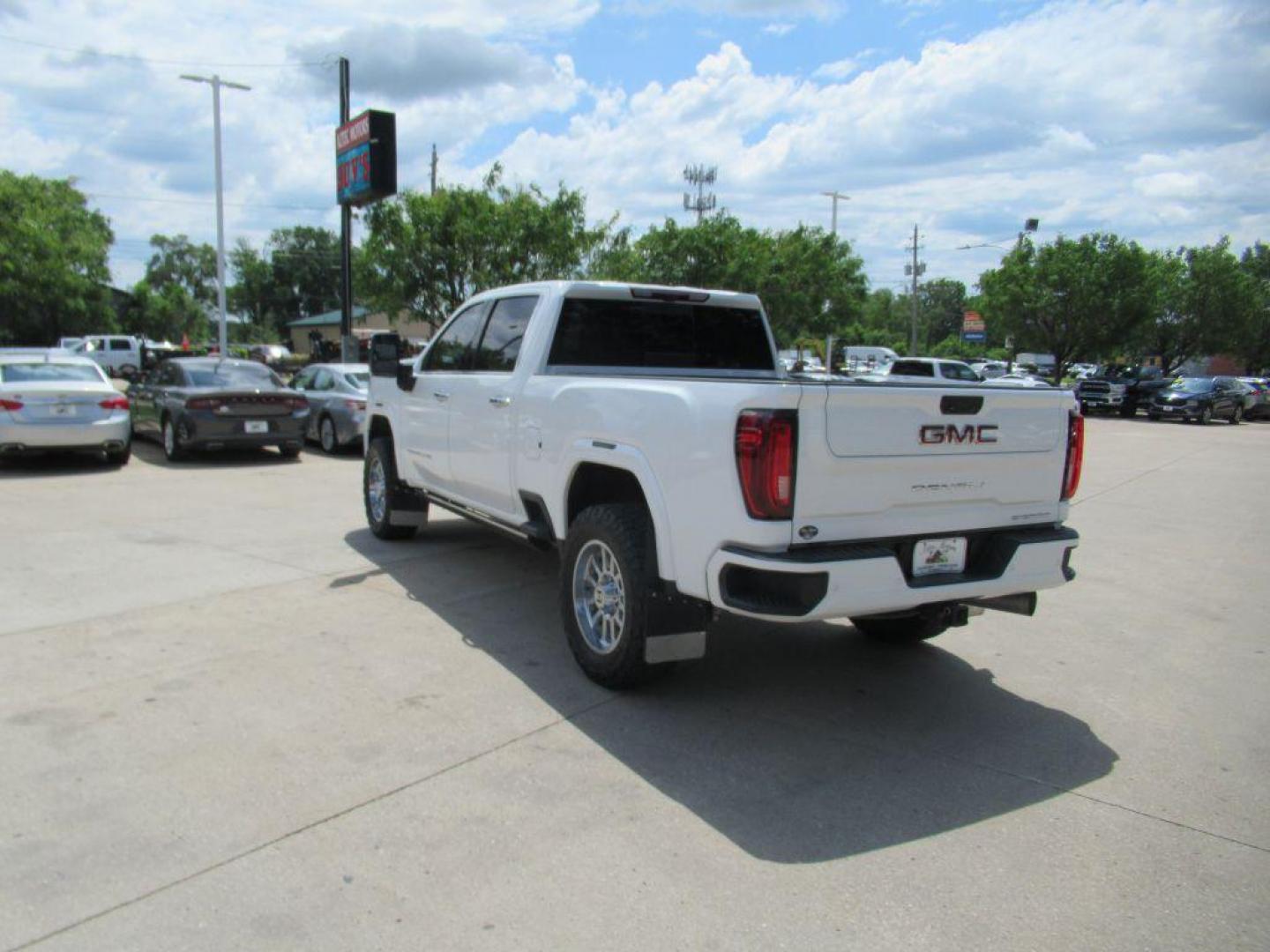 2021 WHITE GMC SIERRA 2500 DENALI (1GT49REY0MF) with an 6.6L engine, Automatic transmission, located at 908 SE 14th Street, Des Moines, IA, 50317, (515) 281-0330, 41.580303, -93.597046 - Photo#6