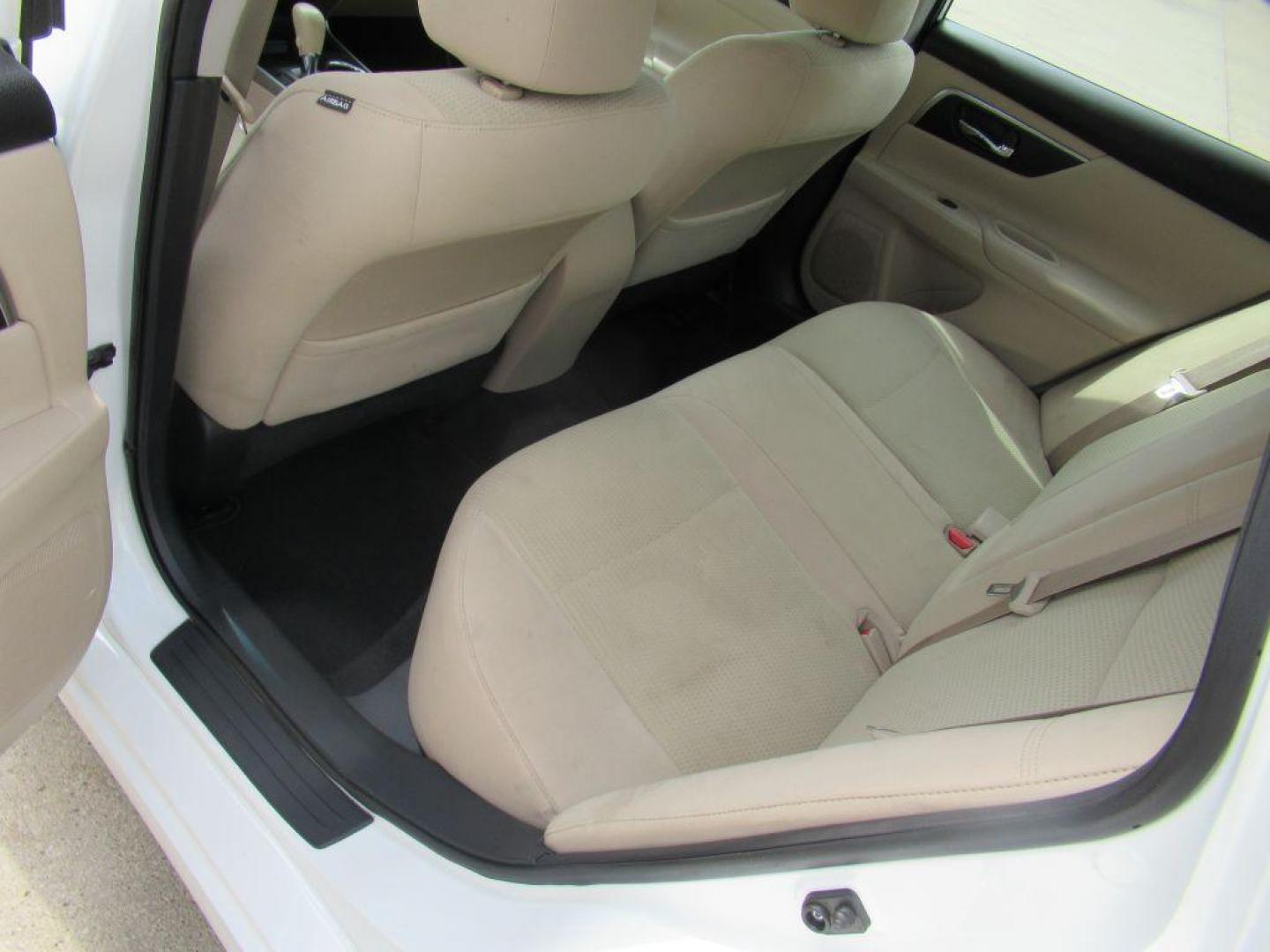 2015 WHITE NISSAN ALTIMA 2.5 (1N4AL3AP7FN) with an 2.5L engine, Continuously Variable transmission, located at 908 SE 14th Street, Des Moines, IA, 50317, (515) 281-0330, 41.580303, -93.597046 - Photo#15