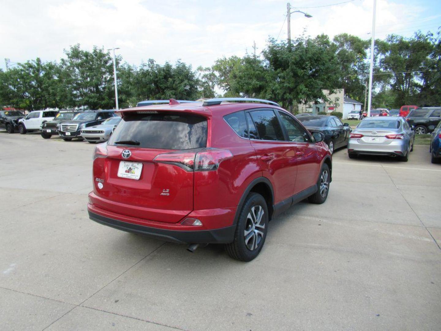 2016 RED TOYOTA RAV4 LE (2T3BFREV7GW) with an 2.5L engine, Automatic transmission, located at 908 SE 14th Street, Des Moines, IA, 50317, (515) 281-0330, 41.580303, -93.597046 - Photo#4