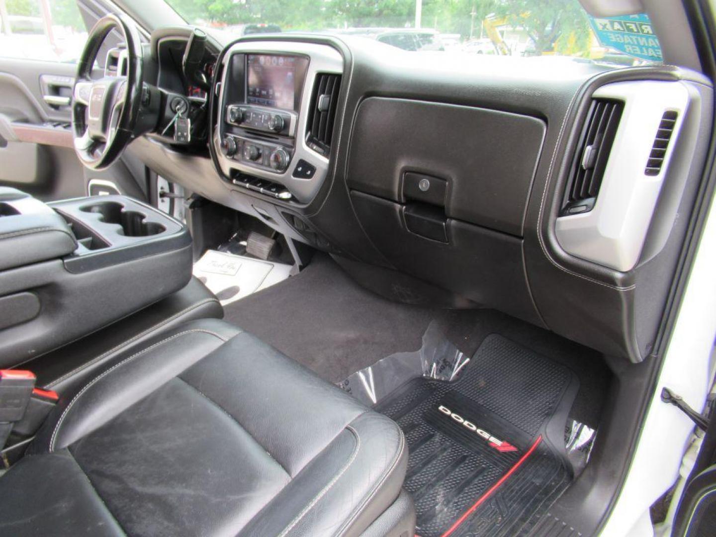 2018 WHITE GMC SIERRA 1500 SLT (3GTU2NEC6JG) with an 5.3L engine, Automatic transmission, located at 908 SE 14th Street, Des Moines, IA, 50317, (515) 281-0330, 41.580303, -93.597046 - Photo#13