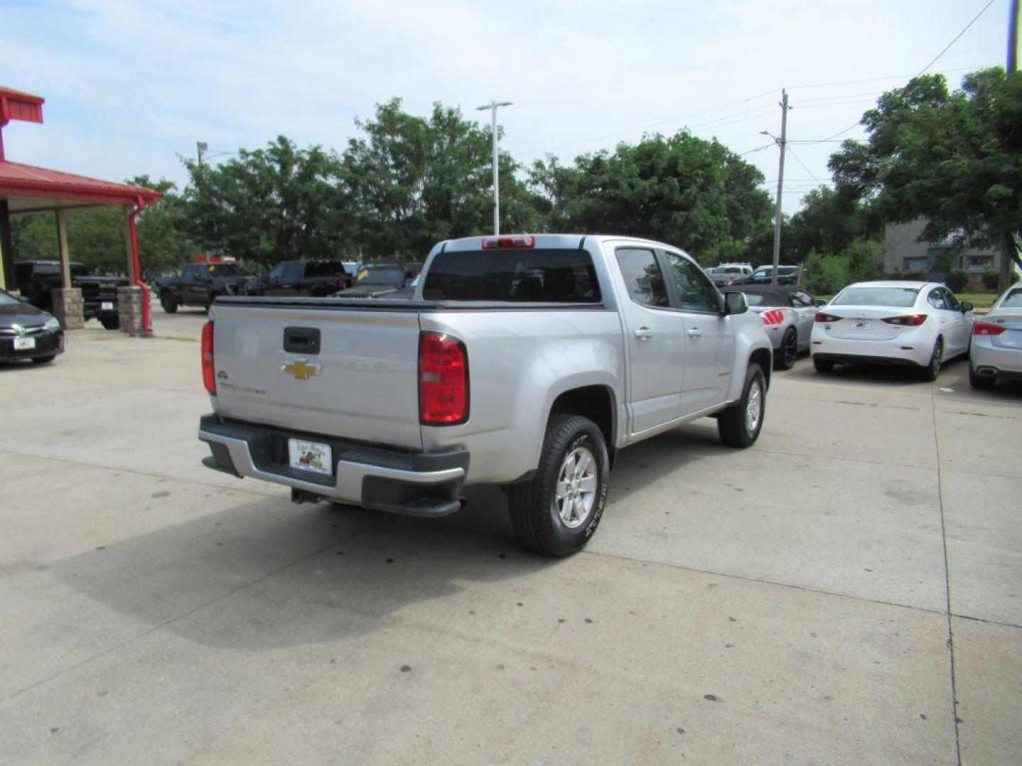 2020 SILVER CHEVROLET COLORADO CREW CAB LT (1GCGTBENXL1) with an 3.6L engine, Automatic transmission, located at 908 SE 14th Street, Des Moines, IA, 50317, (515) 281-0330, 41.580303, -93.597046 - Photo#4