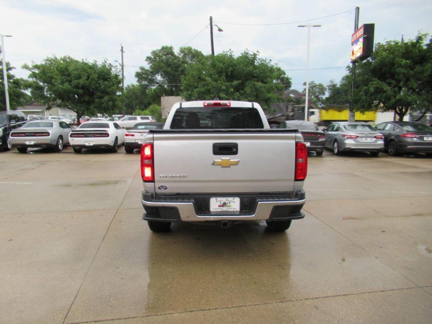 2016 SILVER CHEVROLET COLORADO CREW CAB LT (1GCGTBE32G1) with an 3.6L engine, Automatic transmission, located at 908 SE 14th Street, Des Moines, IA, 50317, (515) 281-0330, 41.580303, -93.597046 - Photo#5