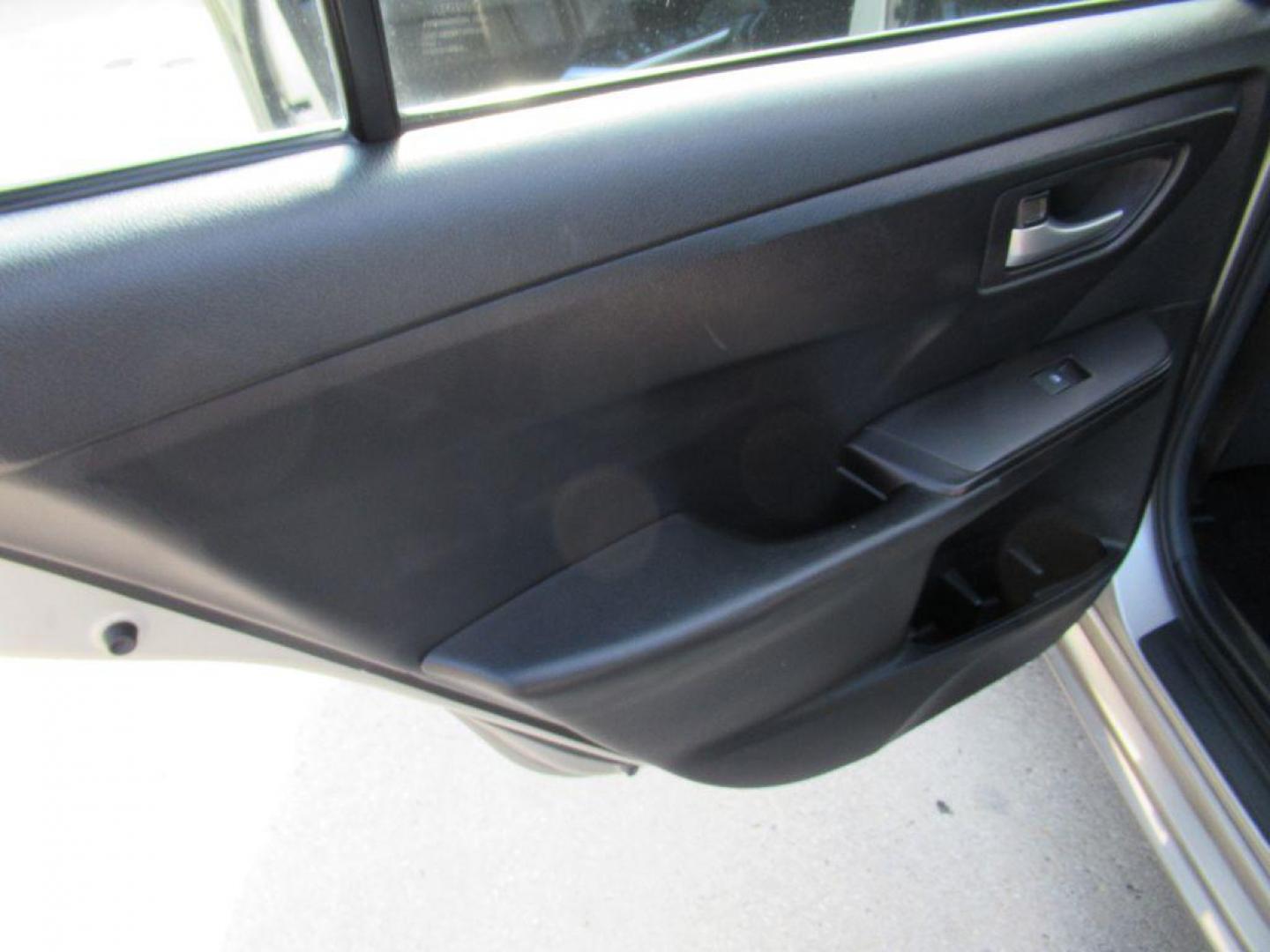2017 SILVER TOYOTA CAMRY LE (4T1BF1FK1HU) with an 2.5L engine, Automatic transmission, located at 908 SE 14th Street, Des Moines, IA, 50317, (515) 281-0330, 41.580303, -93.597046 - Photo#10