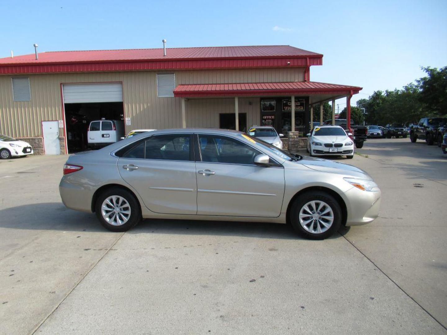 2017 SILVER TOYOTA CAMRY LE (4T1BF1FK1HU) with an 2.5L engine, Automatic transmission, located at 908 SE 14th Street, Des Moines, IA, 50317, (515) 281-0330, 41.580303, -93.597046 - Photo#3