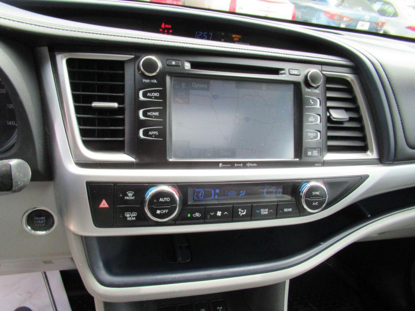 2018 GREEN TOYOTA HIGHLANDER SE (5TDJZRFH9JS) with an 3.5L engine, Automatic transmission, located at 908 SE 14th Street, Des Moines, IA, 50317, (515) 281-0330, 41.580303, -93.597046 - Photo#22