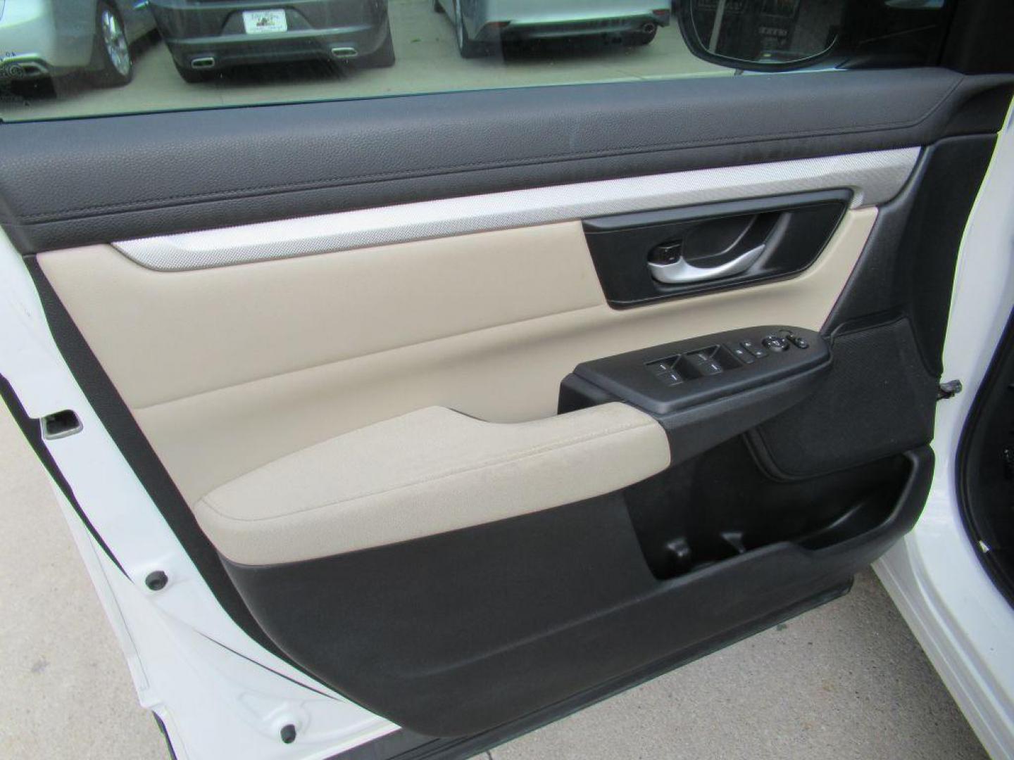 2018 WHITE HONDA CR-V LX (5J6RW6H34JL) with an 2.4L engine, Continuously Variable transmission, located at 908 SE 14th Street, Des Moines, IA, 50317, (515) 281-0330, 41.580303, -93.597046 - Photo#9