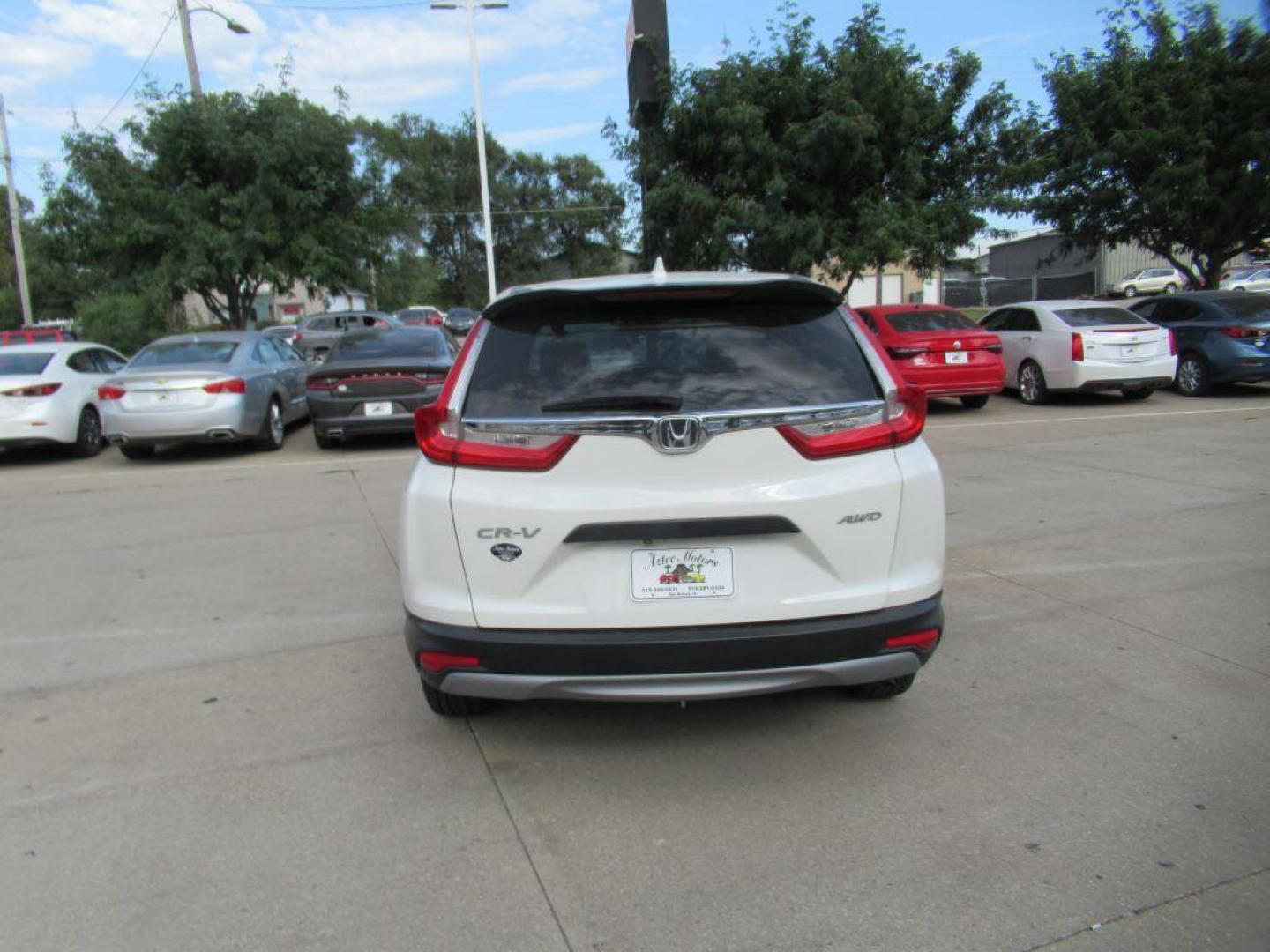 2018 WHITE HONDA CR-V LX (5J6RW6H34JL) with an 2.4L engine, Continuously Variable transmission, located at 908 SE 14th Street, Des Moines, IA, 50317, (515) 281-0330, 41.580303, -93.597046 - Photo#5