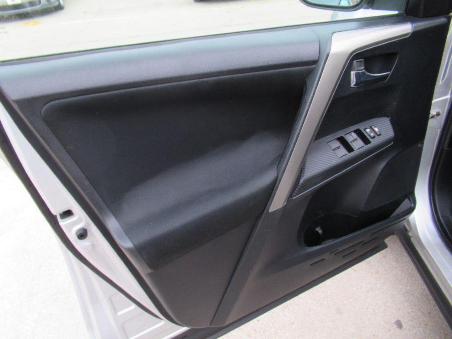 2014 SILVER TOYOTA RAV4 XLE (2T3RFREV9EW) with an 2.5L engine, Automatic transmission, located at 908 SE 14th Street, Des Moines, IA, 50317, (515) 281-0330, 41.580303, -93.597046 - Photo#9